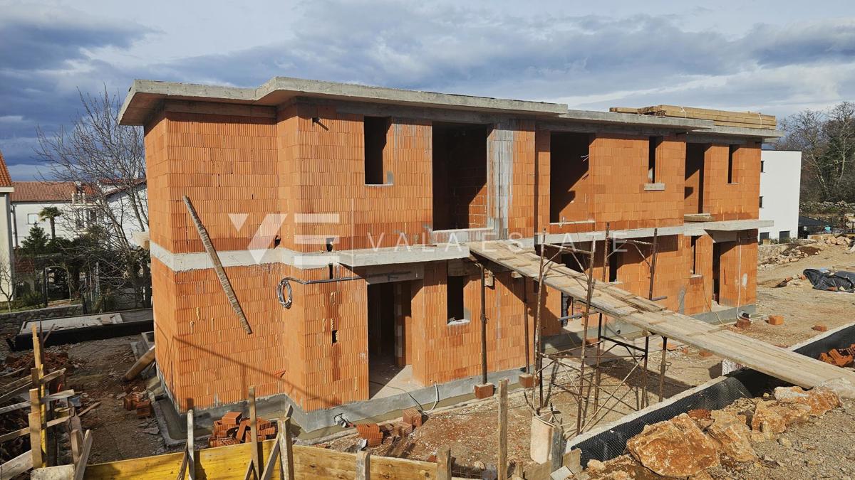 NUOVA CASA A SCHIERA CON PISCINA E GIARDINO