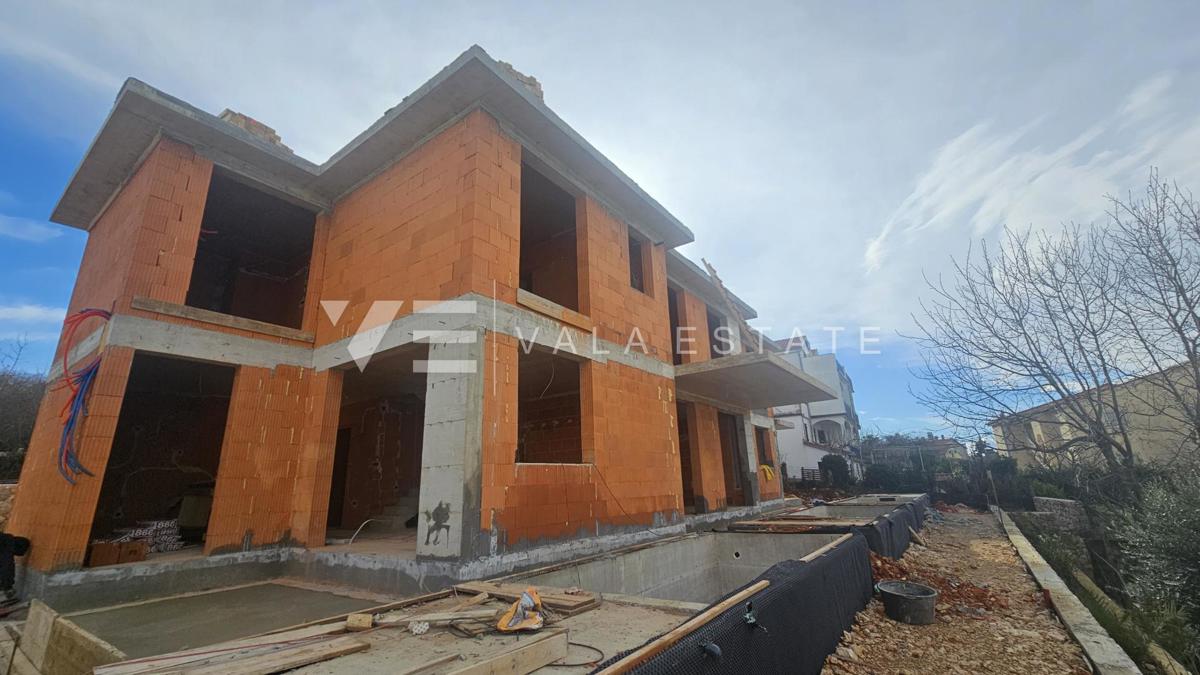 NUOVA CASA A SCHIERA CON PISCINA E GIARDINO