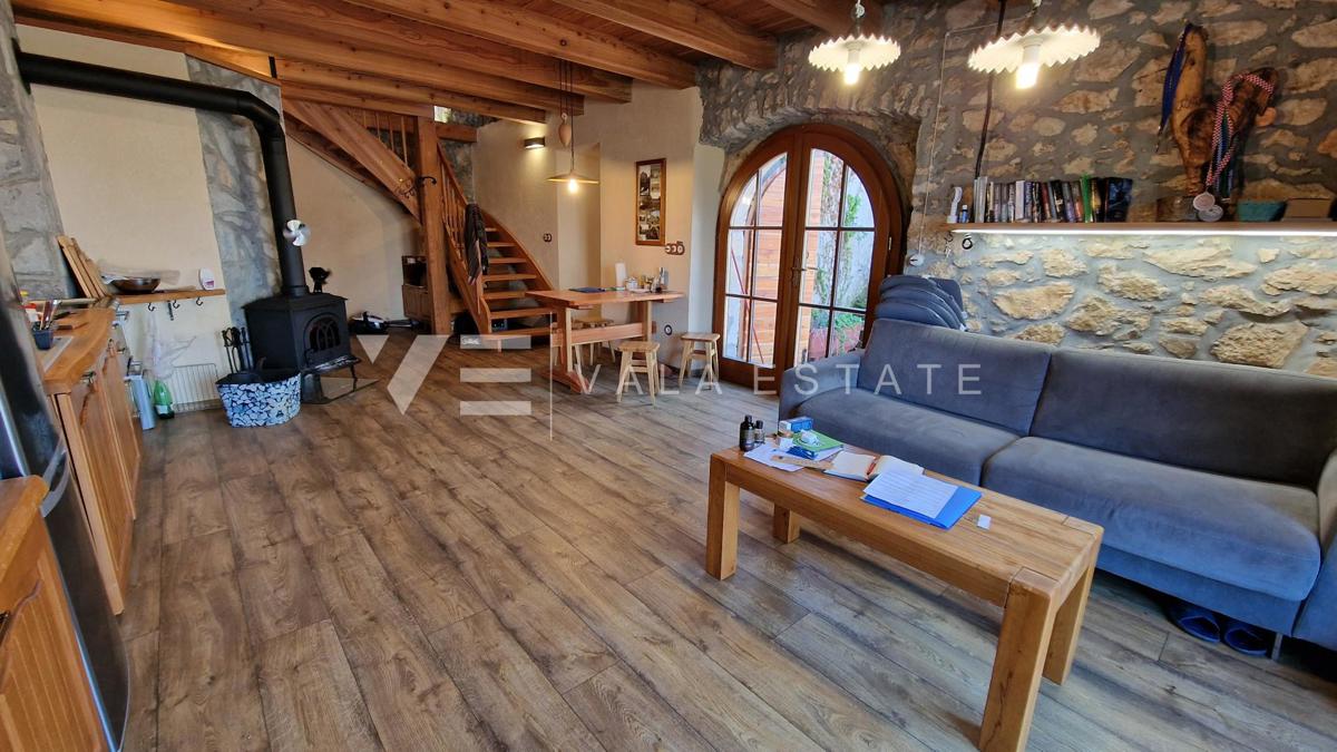 CASALE IN PIETRA RISTRUTTURATO CON VISTA MARE