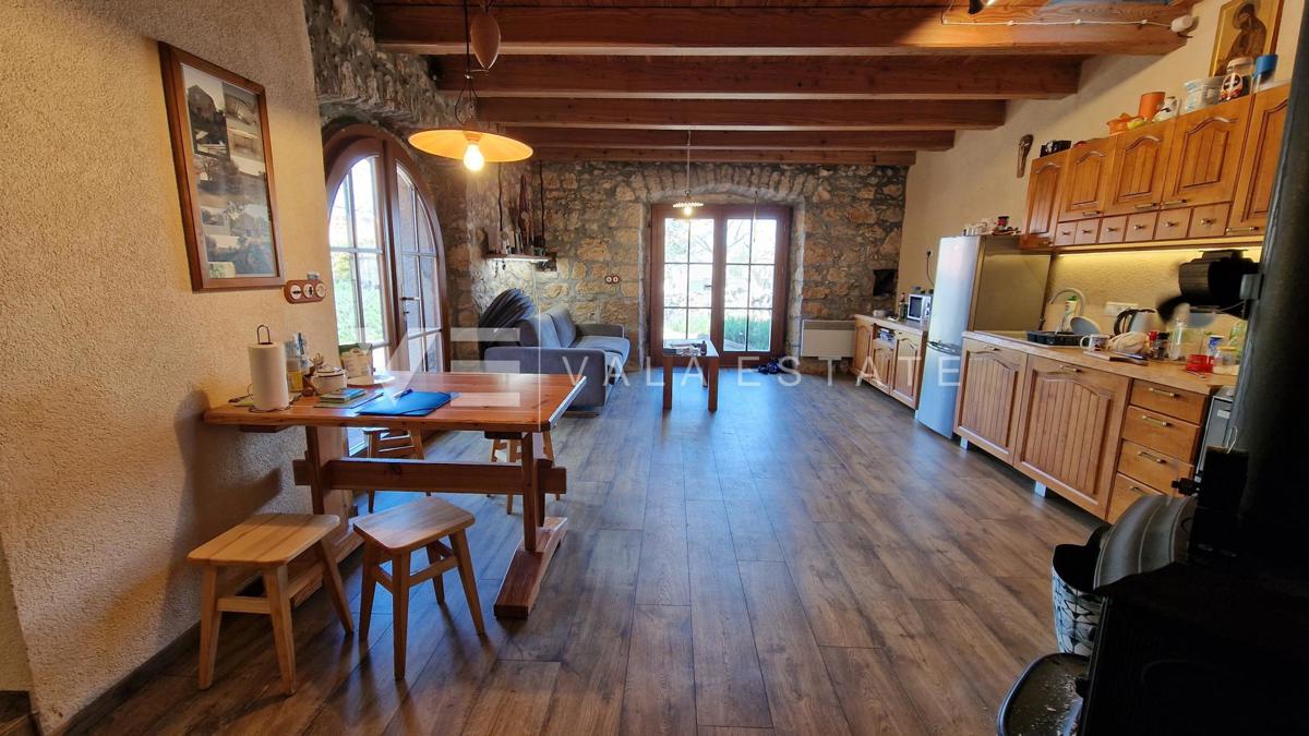 CASALE IN PIETRA RISTRUTTURATO CON VISTA MARE