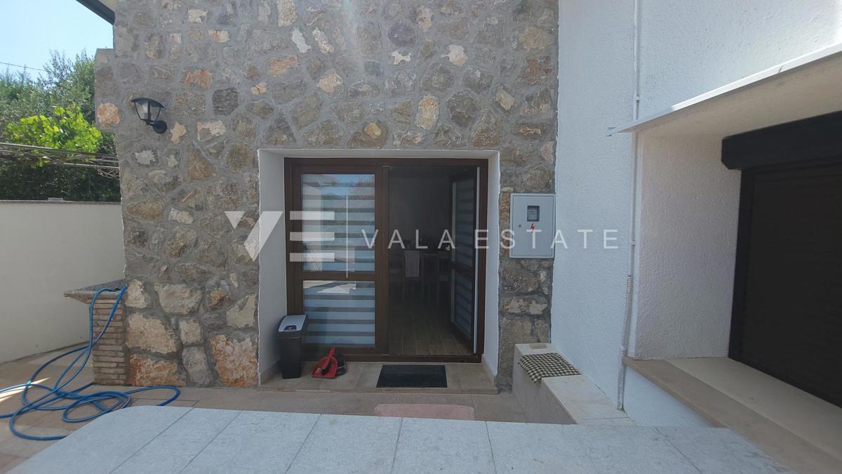 CASALE IN PIETRA RISTRUTTURATO IN POSIZIONE TRANQUILLA