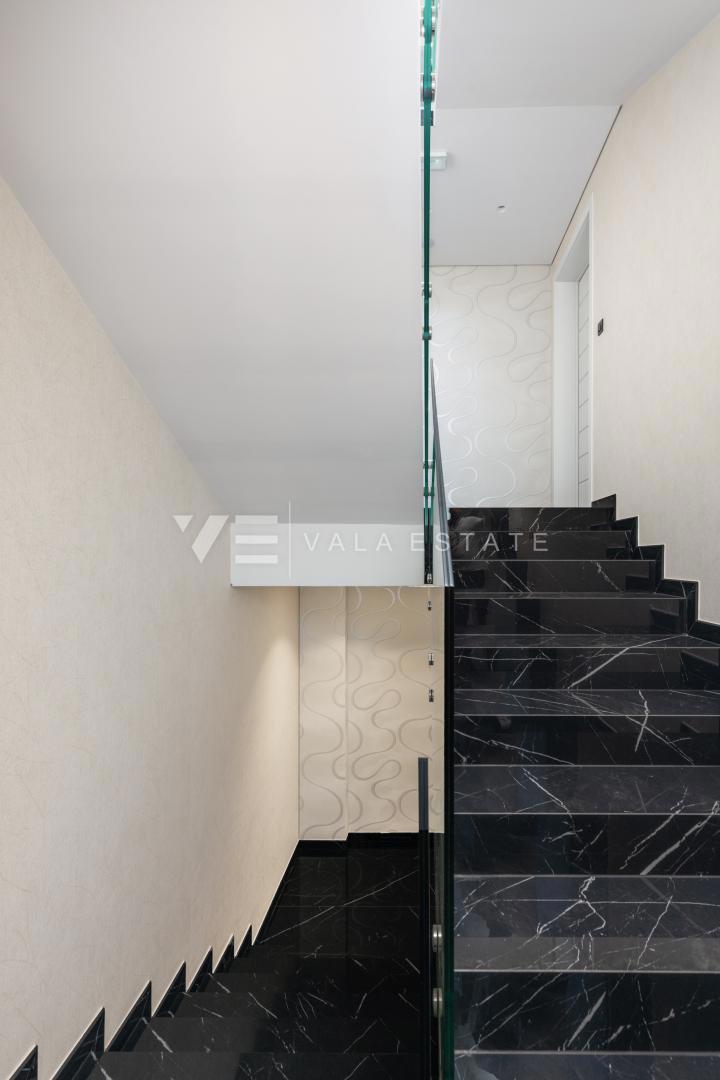 APPARTAMENTO DI LUSSO CON PISCINA VICINO DELLA SPIAGGIA