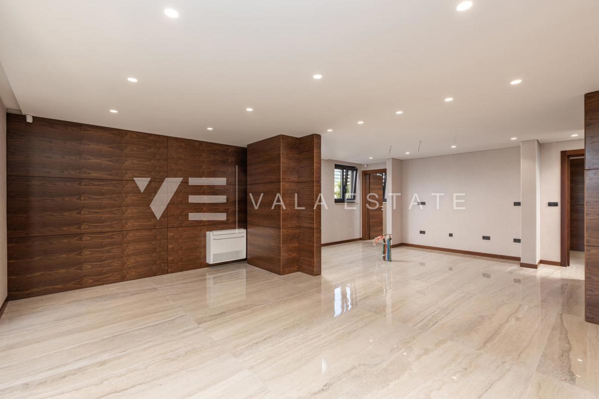 APPARTAMENTO DI LUSSO CON PISCINA VICINO DELLA SPIAGGIA