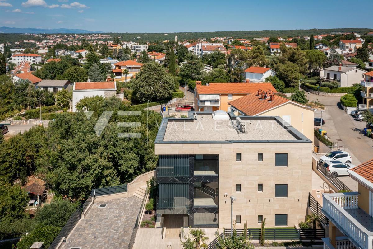 APPARTAMENTO DI LUSSO CON PISCINA VICINO DELLA SPIAGGIA