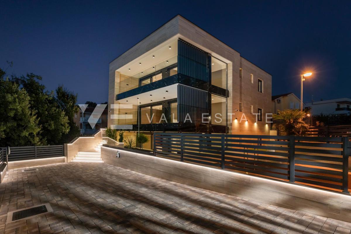 APPARTAMENTO DI LUSSO CON PISCINA VICINO DELLA SPIAGGIA