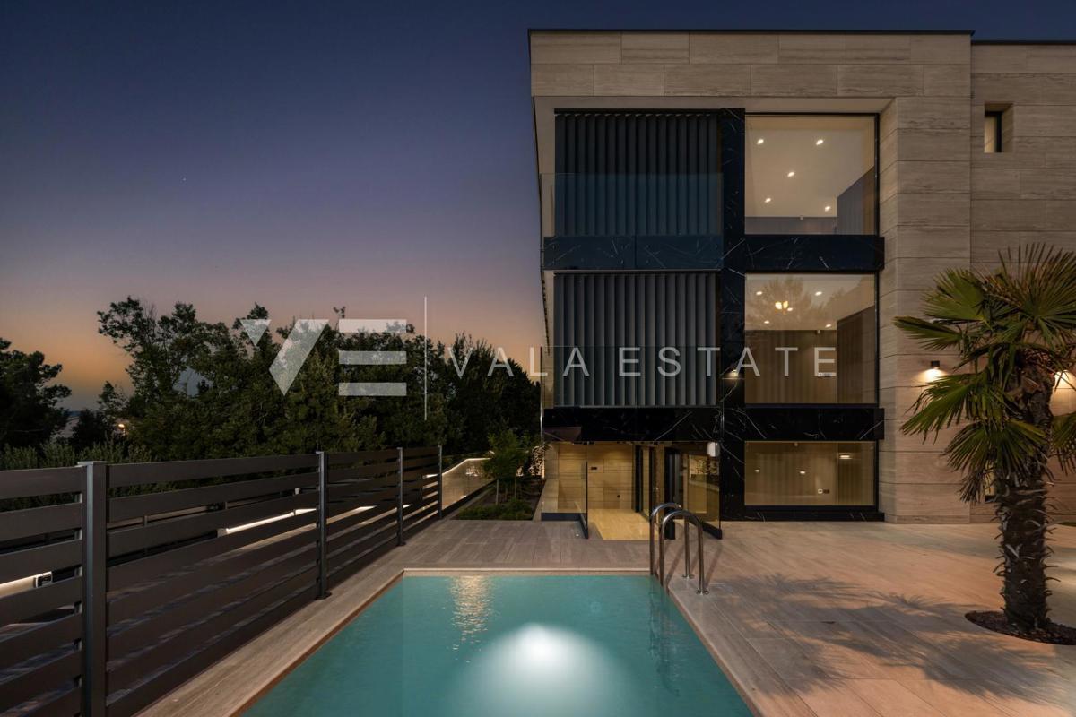 APPARTAMENTO DI LUSSO CON PISCINA VICINO DELLA SPIAGGIA