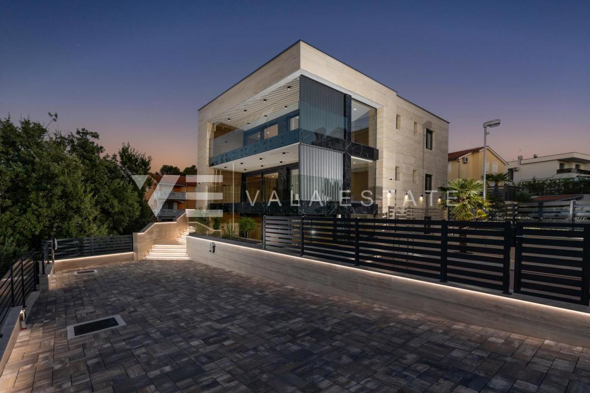 APPARTAMENTO DI LUSSO CON PISCINA VICINO DELLA SPIAGGIA