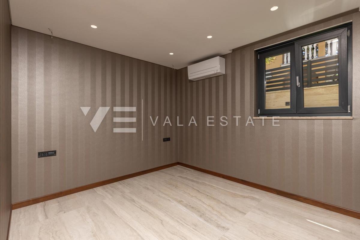 APPARTAMENTO DI LUSSO CON PISCINA VICINO DELLA SPIAGGIA