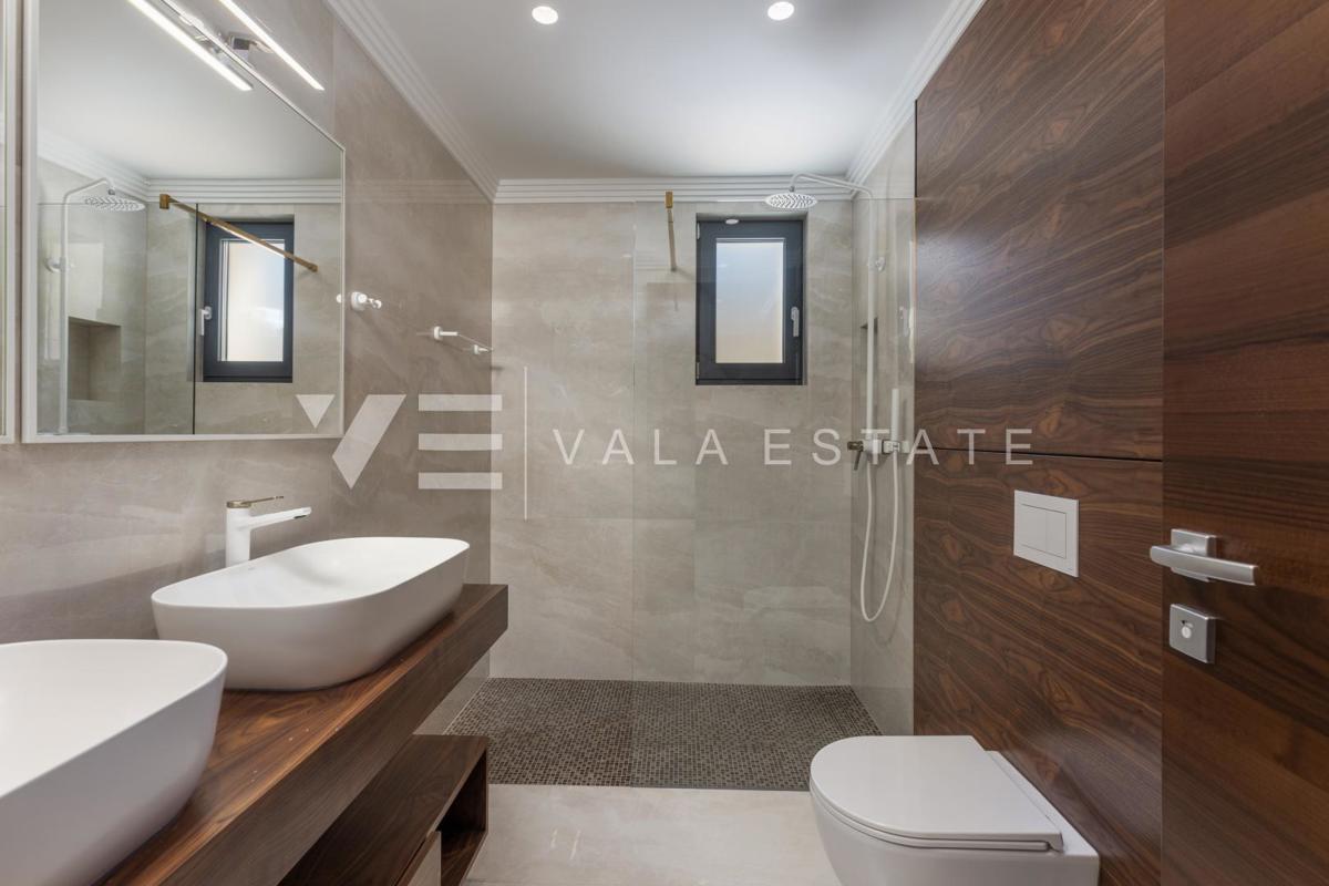 APPARTAMENTO DI LUSSO CON PISCINA VICINO DELLA SPIAGGIA