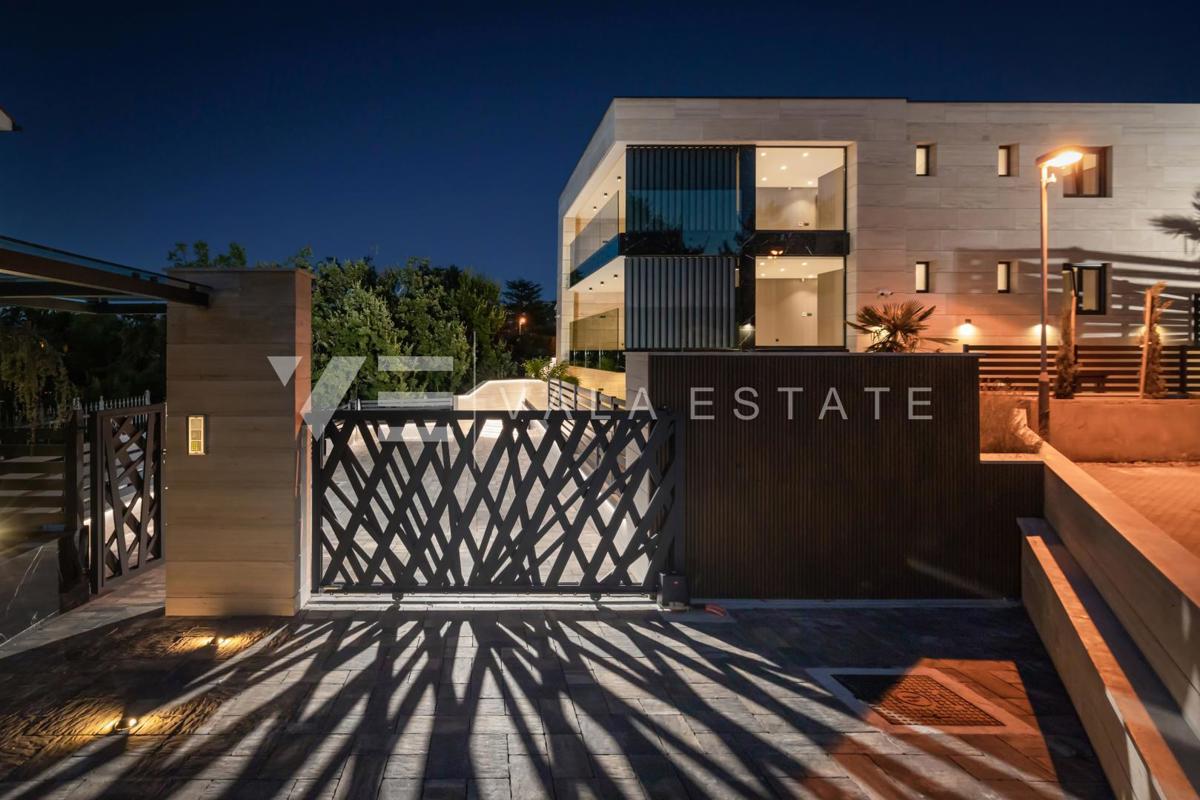 APPARTAMENTO DI LUSSO CON PISCINA VICINO DELLA SPIAGGIA