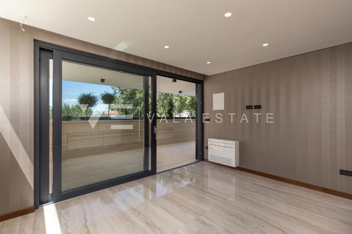 APPARTAMENTO DI LUSSO CON PISCINA VICINO DELLA SPIAGGIA