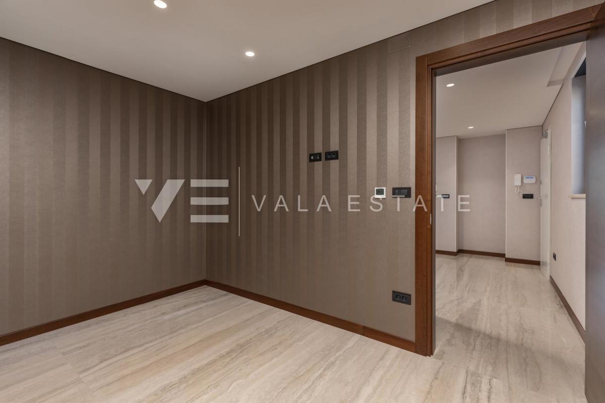 APPARTAMENTO DI LUSSO CON PISCINA VICINO DELLA SPIAGGIA