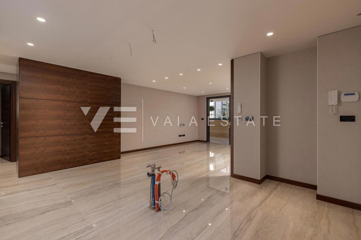 APPARTAMENTO DI LUSSO CON PISCINA VICINO DELLA SPIAGGIA