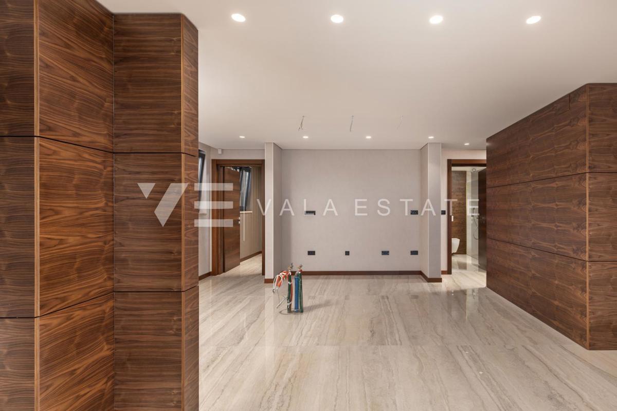 APPARTAMENTO DI LUSSO CON PISCINA VICINO DELLA SPIAGGIA