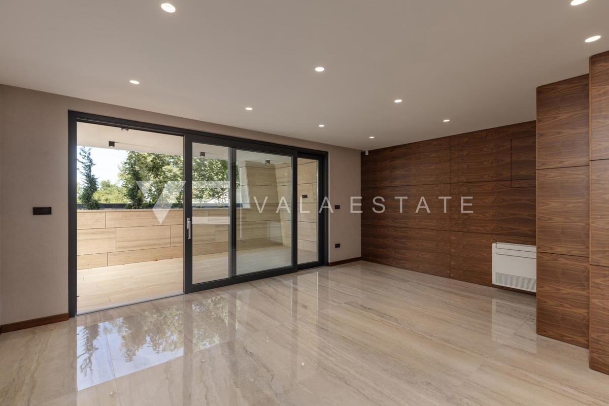 APPARTAMENTO DI LUSSO CON PISCINA VICINO DELLA SPIAGGIA