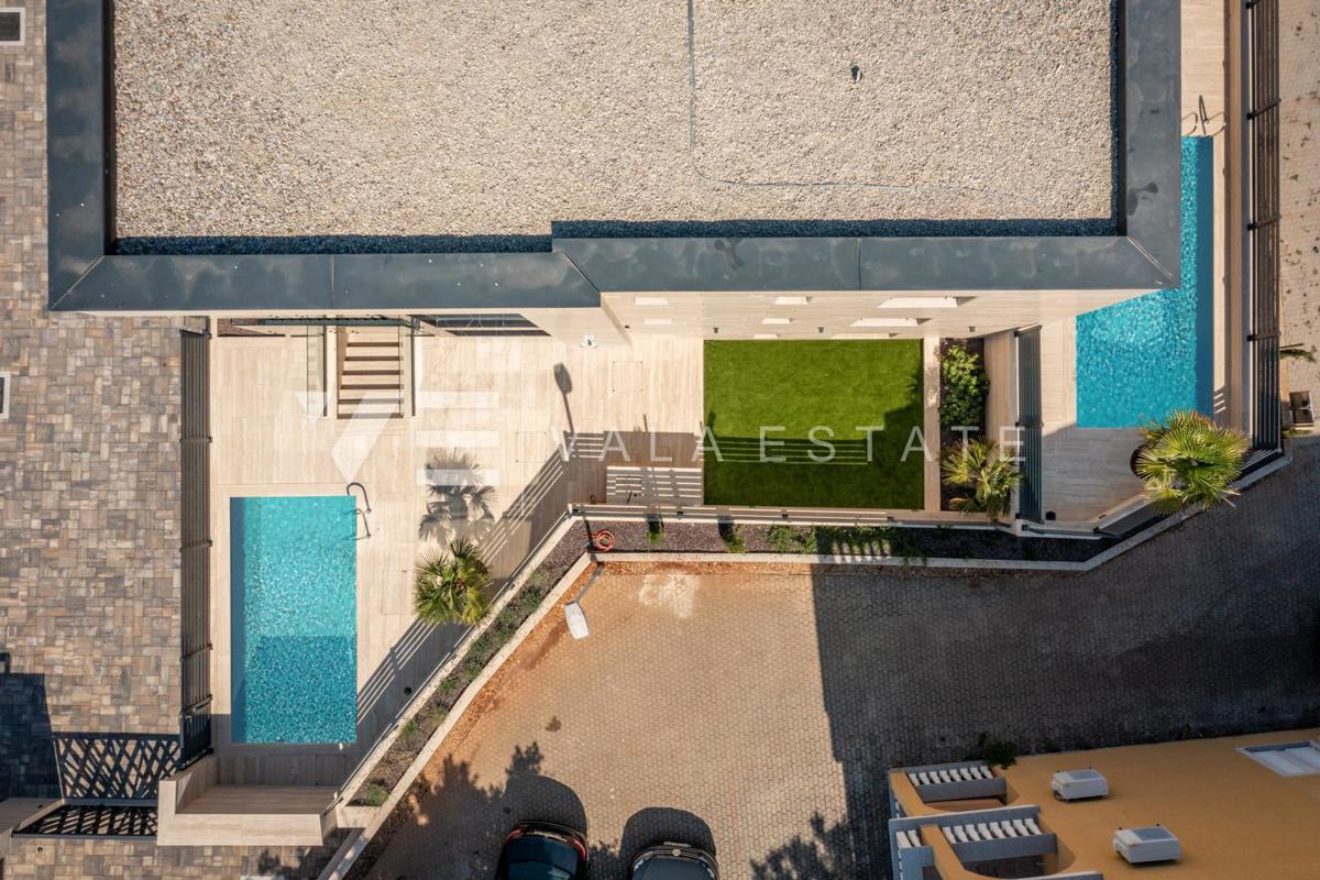 APPARTAMENTO DI LUSSO CON PISCINA VICINO DELLA SPIAGGIA