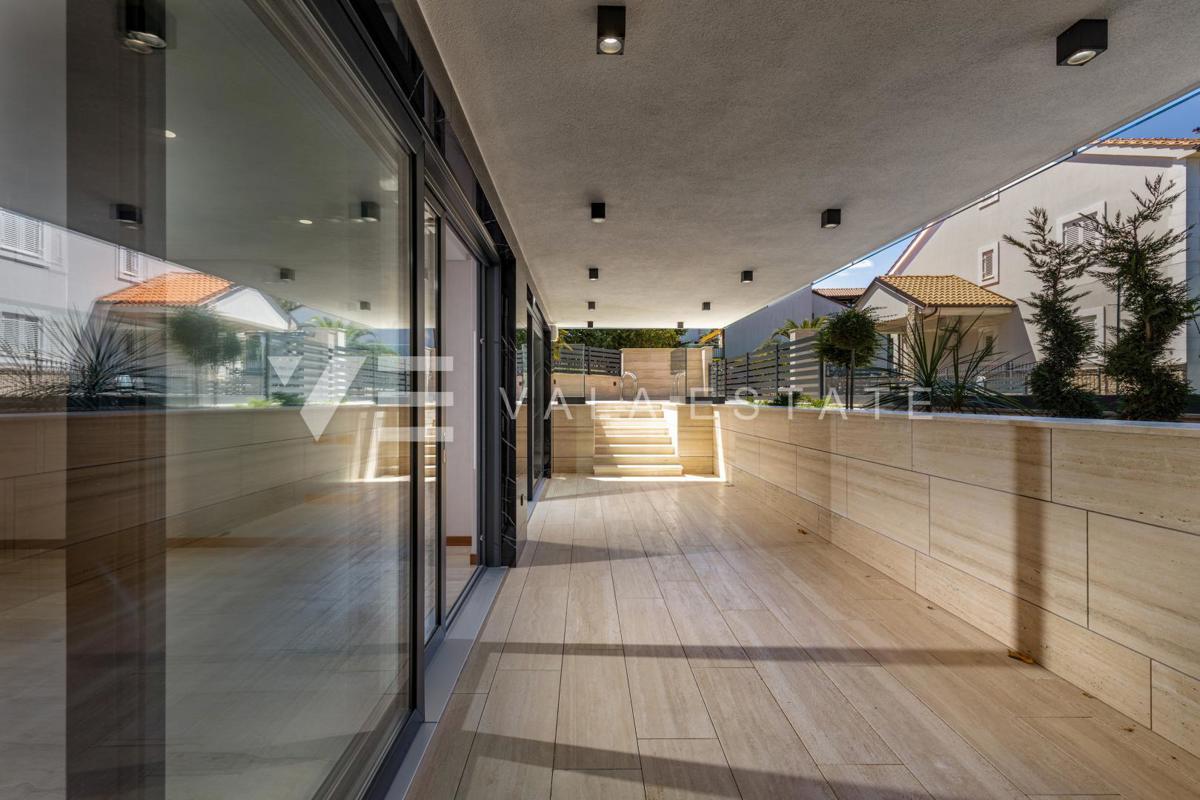 APPARTAMENTO DI LUSSO CON PISCINA VICINO DELLA SPIAGGIA