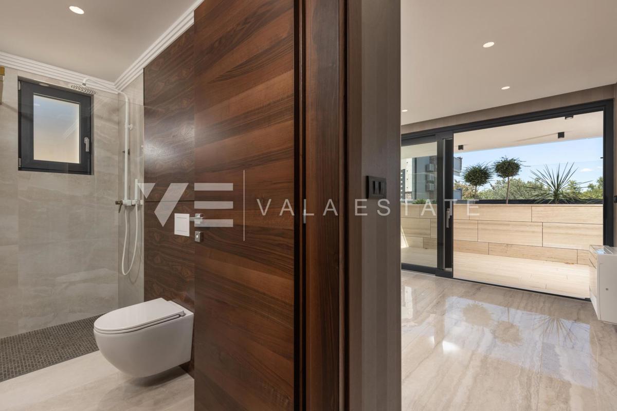 APPARTAMENTO DI LUSSO CON PISCINA VICINO DELLA SPIAGGIA