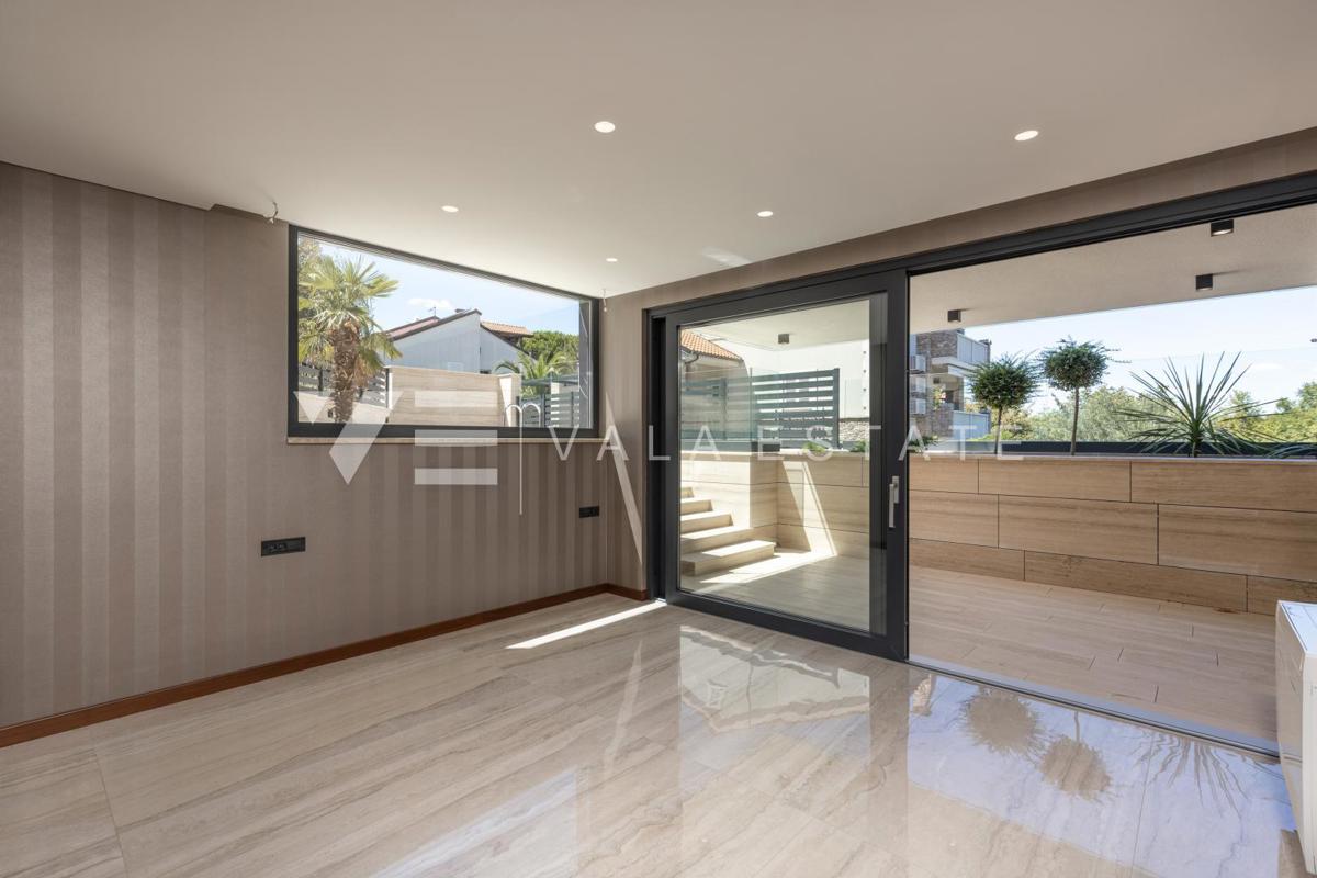 APPARTAMENTO DI LUSSO CON PISCINA VICINO DELLA SPIAGGIA