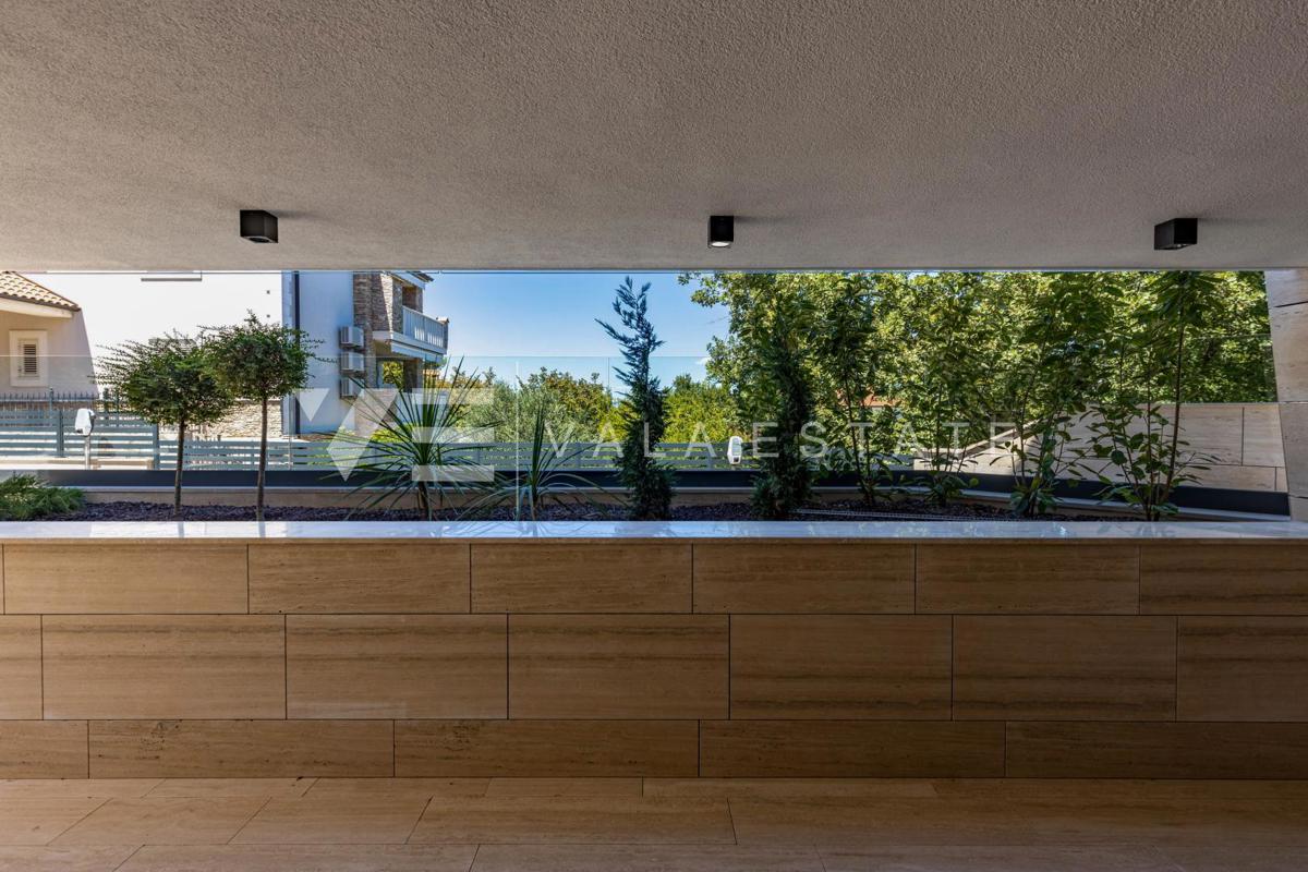 APPARTAMENTO DI LUSSO CON PISCINA VICINO DELLA SPIAGGIA