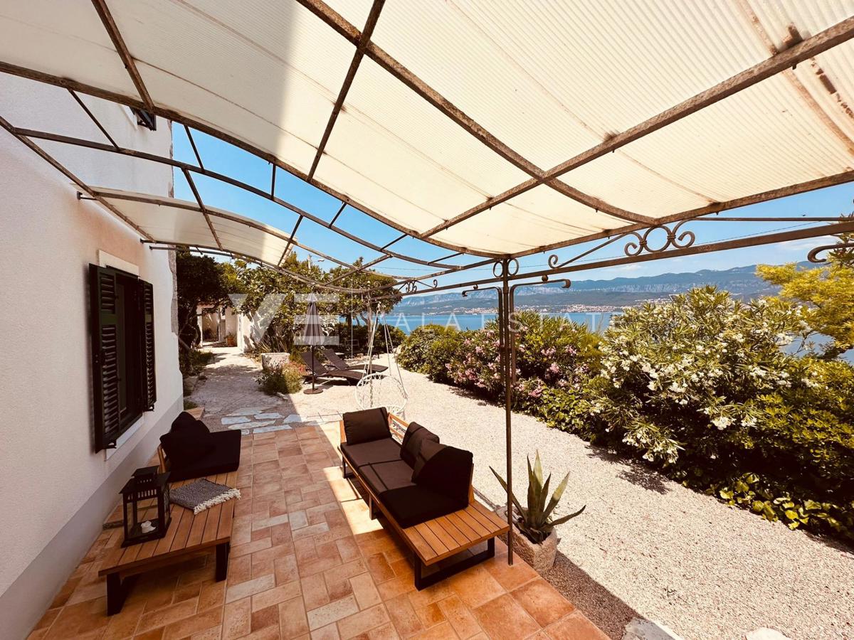CASA IN PIETRA RISTRUTTURATA IN PRIMA FILA AL MARE E ALLA SPIAGGIA