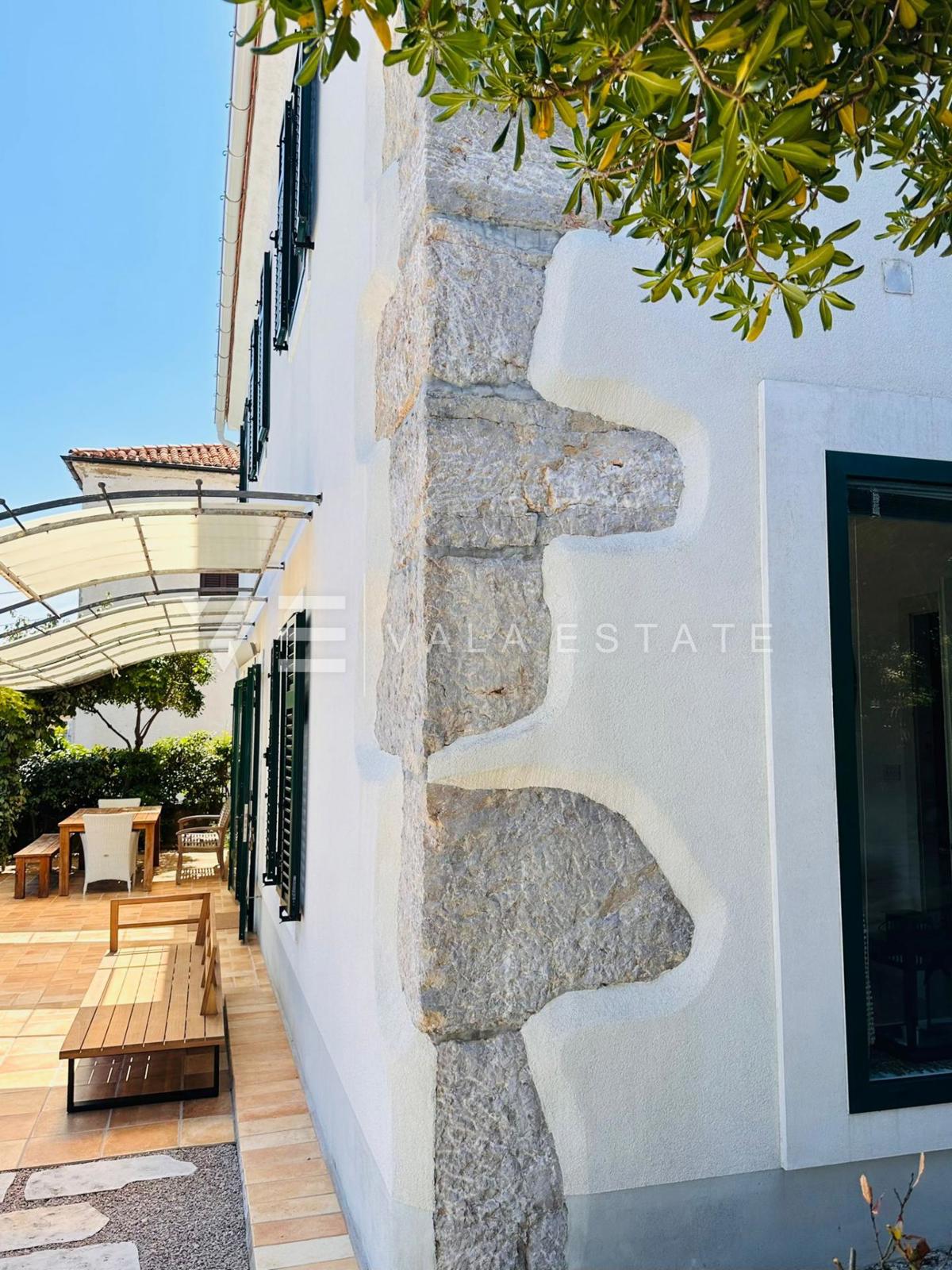 CASA IN PIETRA RISTRUTTURATA IN PRIMA FILA AL MARE E ALLA SPIAGGIA