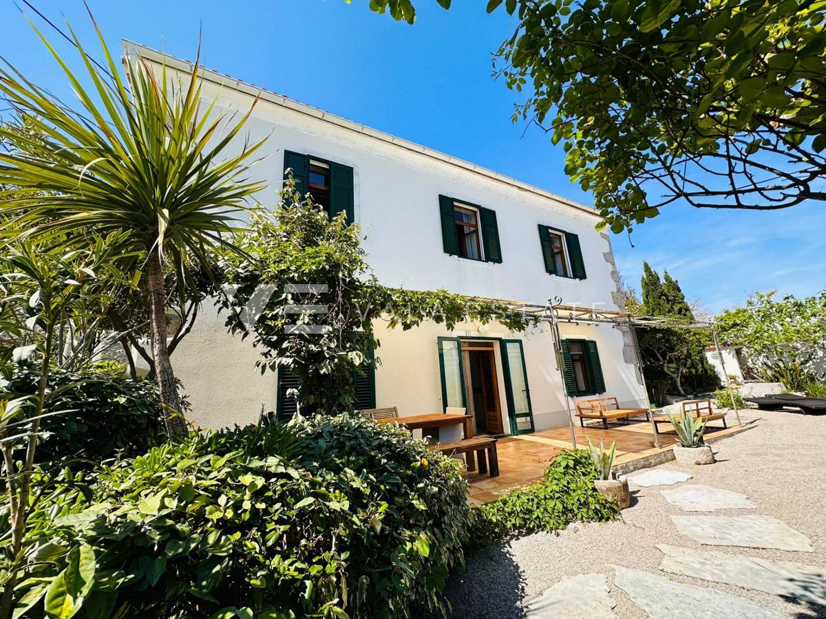 CASA IN PIETRA RISTRUTTURATA IN PRIMA FILA AL MARE E ALLA SPIAGGIA