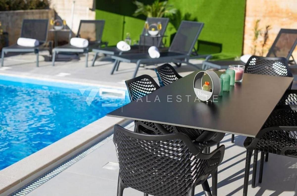 MODERNO APPARTAMENTO SU DUE PIANI CON PISCINA