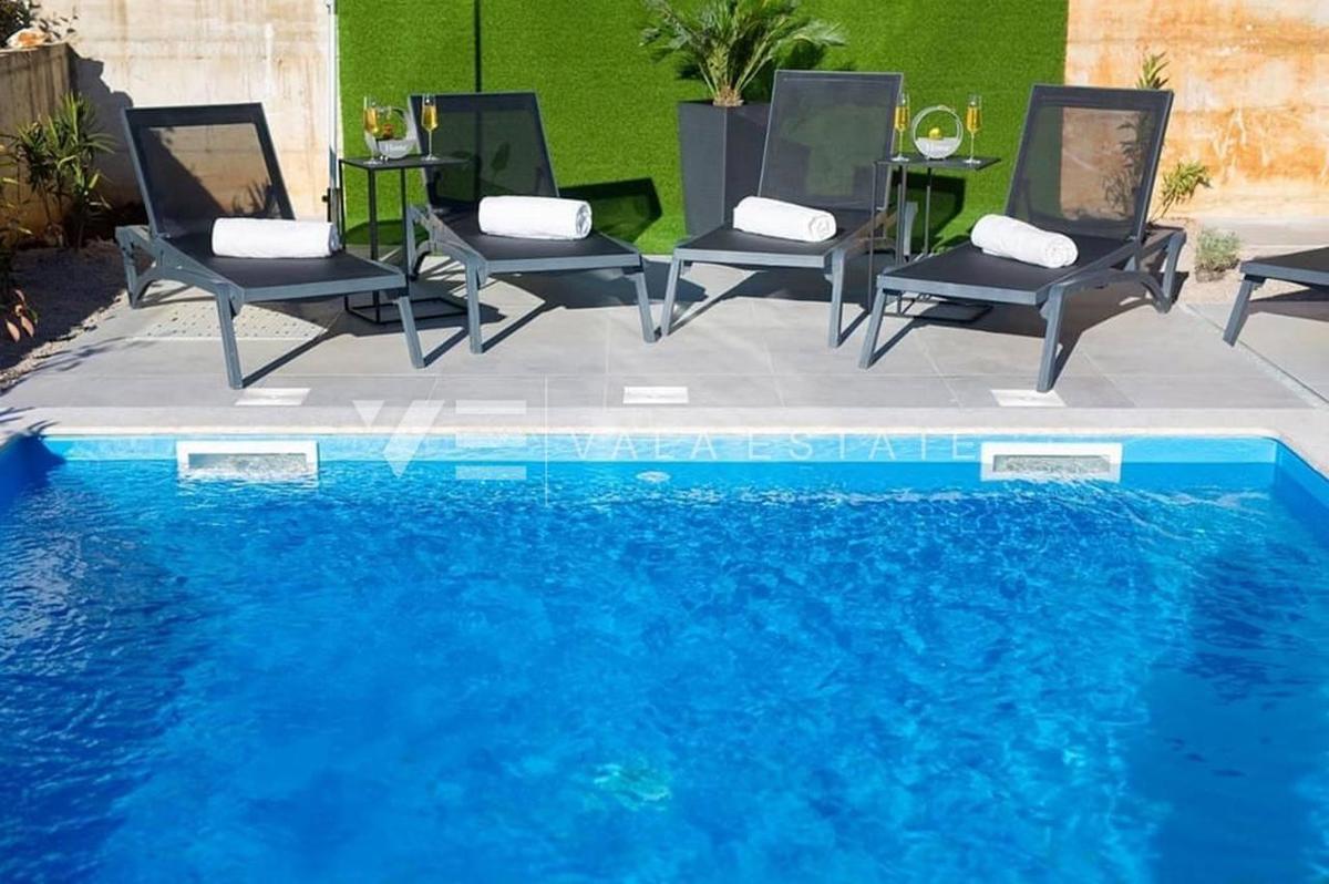 MODERNO APPARTAMENTO SU DUE PIANI CON PISCINA