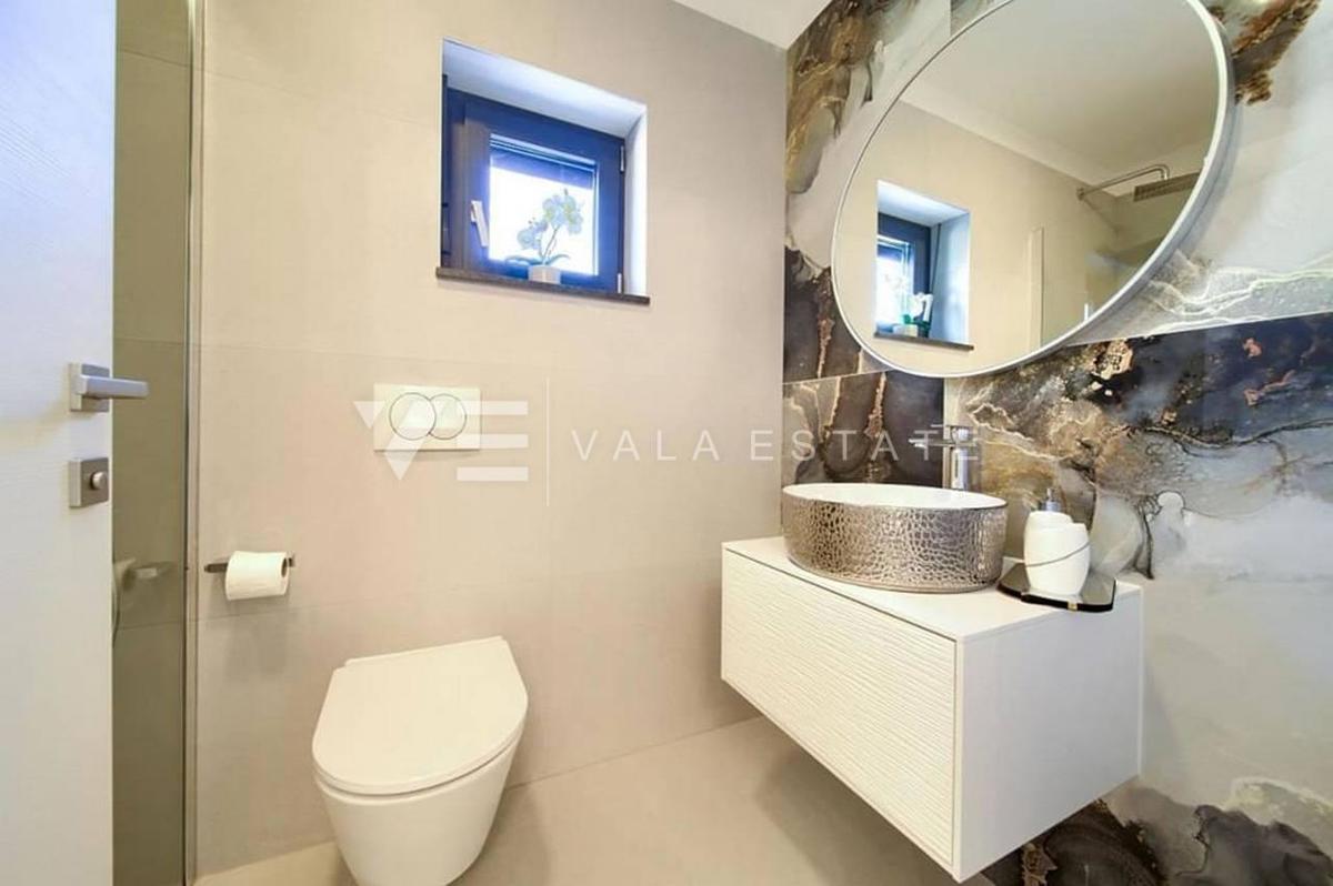 MODERNO APPARTAMENTO SU DUE PIANI CON PISCINA