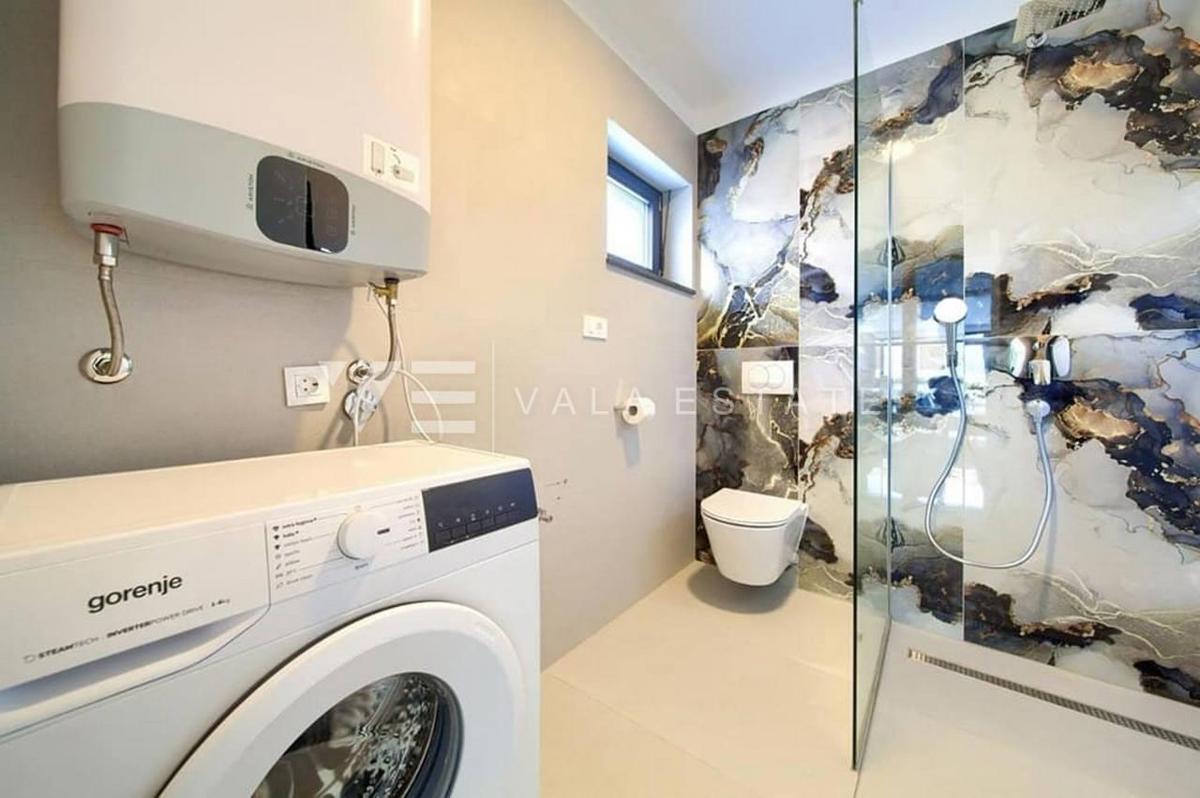 MODERNO APPARTAMENTO SU DUE PIANI CON PISCINA