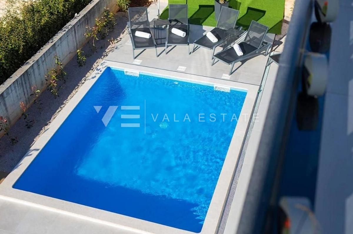 MODERNO APPARTAMENTO SU DUE PIANI CON PISCINA