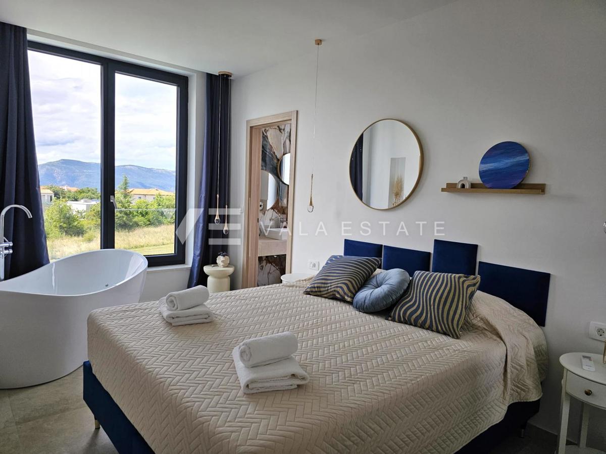 VILLA MODERNA INDIPENDENTE CON PISCINA IN POSIZIONE TRANQUILLA