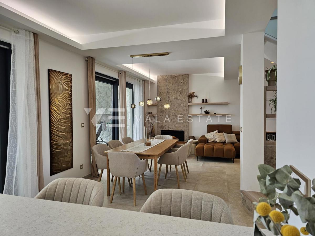 VILLA MODERNA INDIPENDENTE CON PISCINA IN POSIZIONE TRANQUILLA