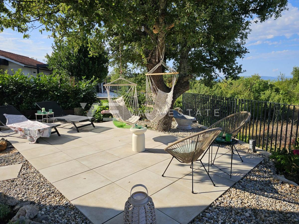 VILLA MODERNA INDIPENDENTE CON PISCINA IN POSIZIONE TRANQUILLA