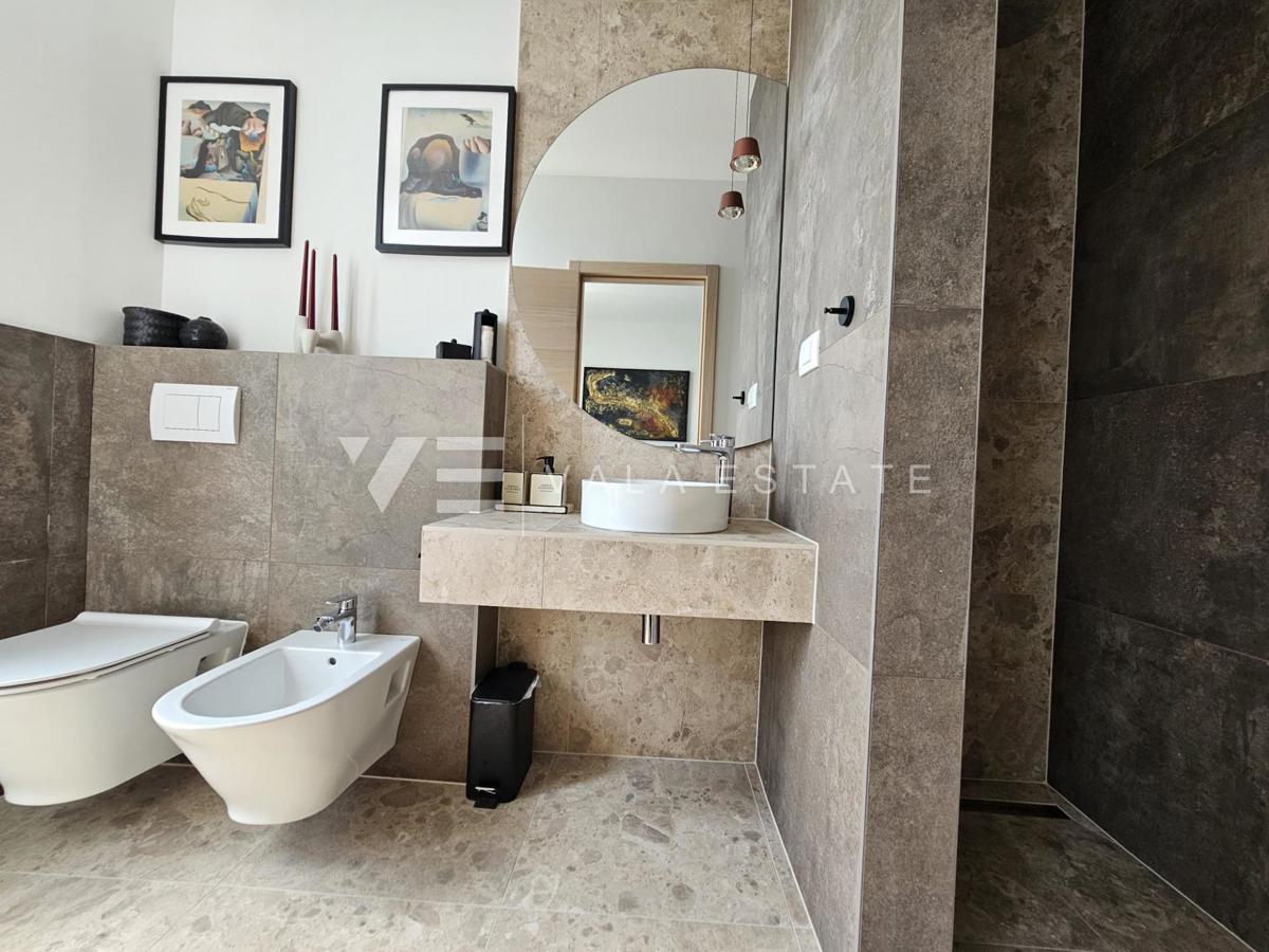 VILLA MODERNA INDIPENDENTE CON PISCINA IN POSIZIONE TRANQUILLA