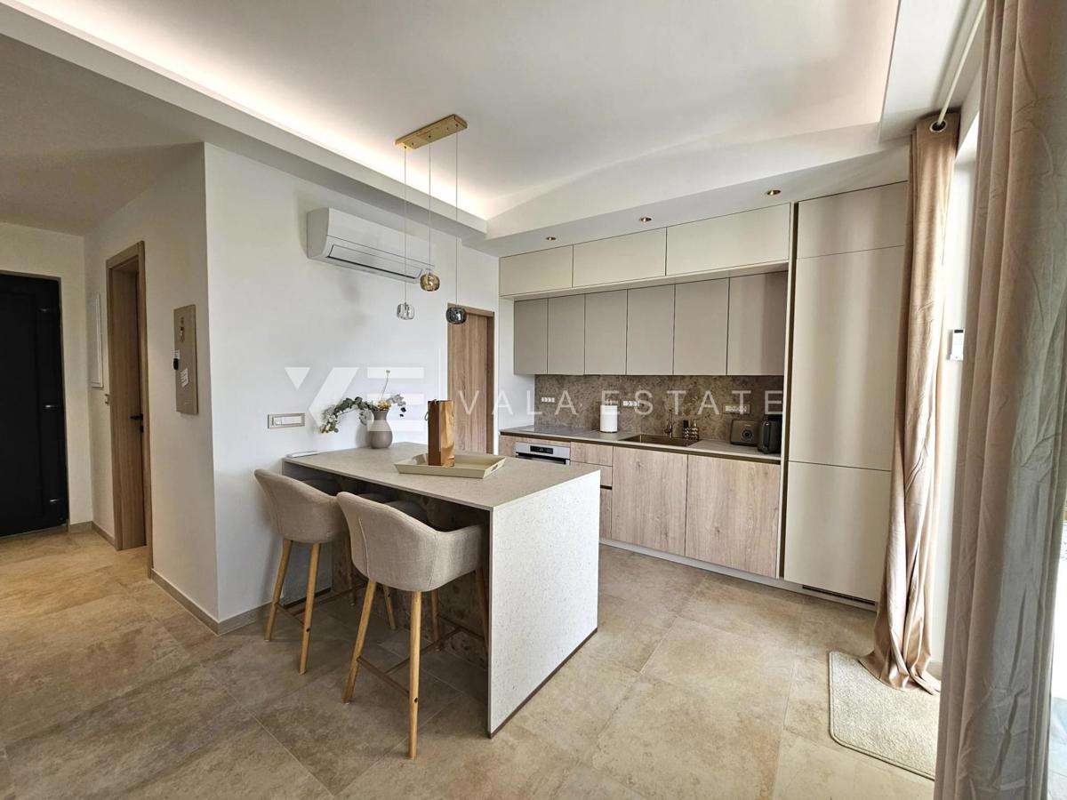 VILLA MODERNA INDIPENDENTE CON PISCINA IN POSIZIONE TRANQUILLA