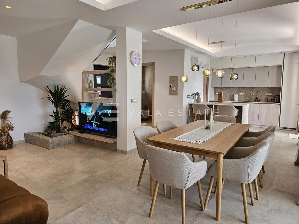 VILLA MODERNA INDIPENDENTE CON PISCINA IN POSIZIONE TRANQUILLA