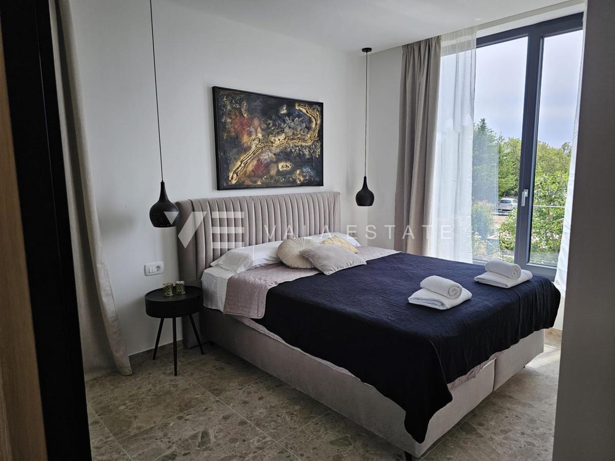 VILLA MODERNA INDIPENDENTE CON PISCINA IN POSIZIONE TRANQUILLA