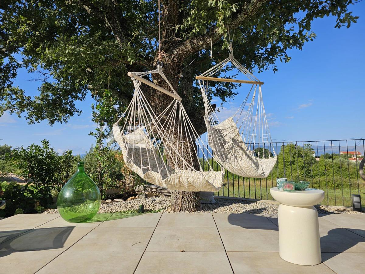 VILLA MODERNA INDIPENDENTE CON PISCINA IN POSIZIONE TRANQUILLA