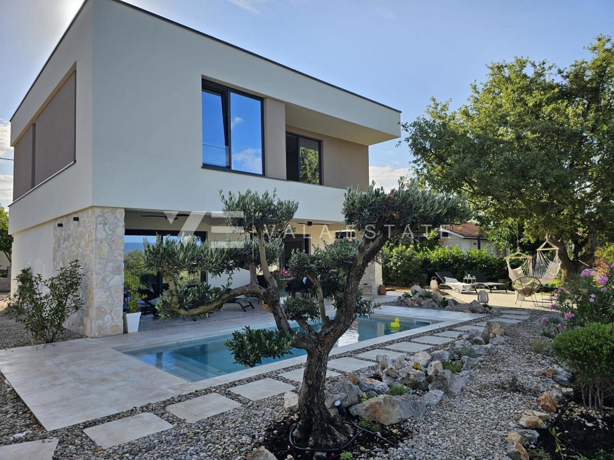 VILLA MODERNA INDIPENDENTE CON PISCINA IN POSIZIONE TRANQUILLA