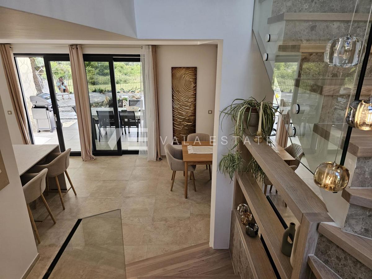 VILLA MODERNA INDIPENDENTE CON PISCINA IN POSIZIONE TRANQUILLA