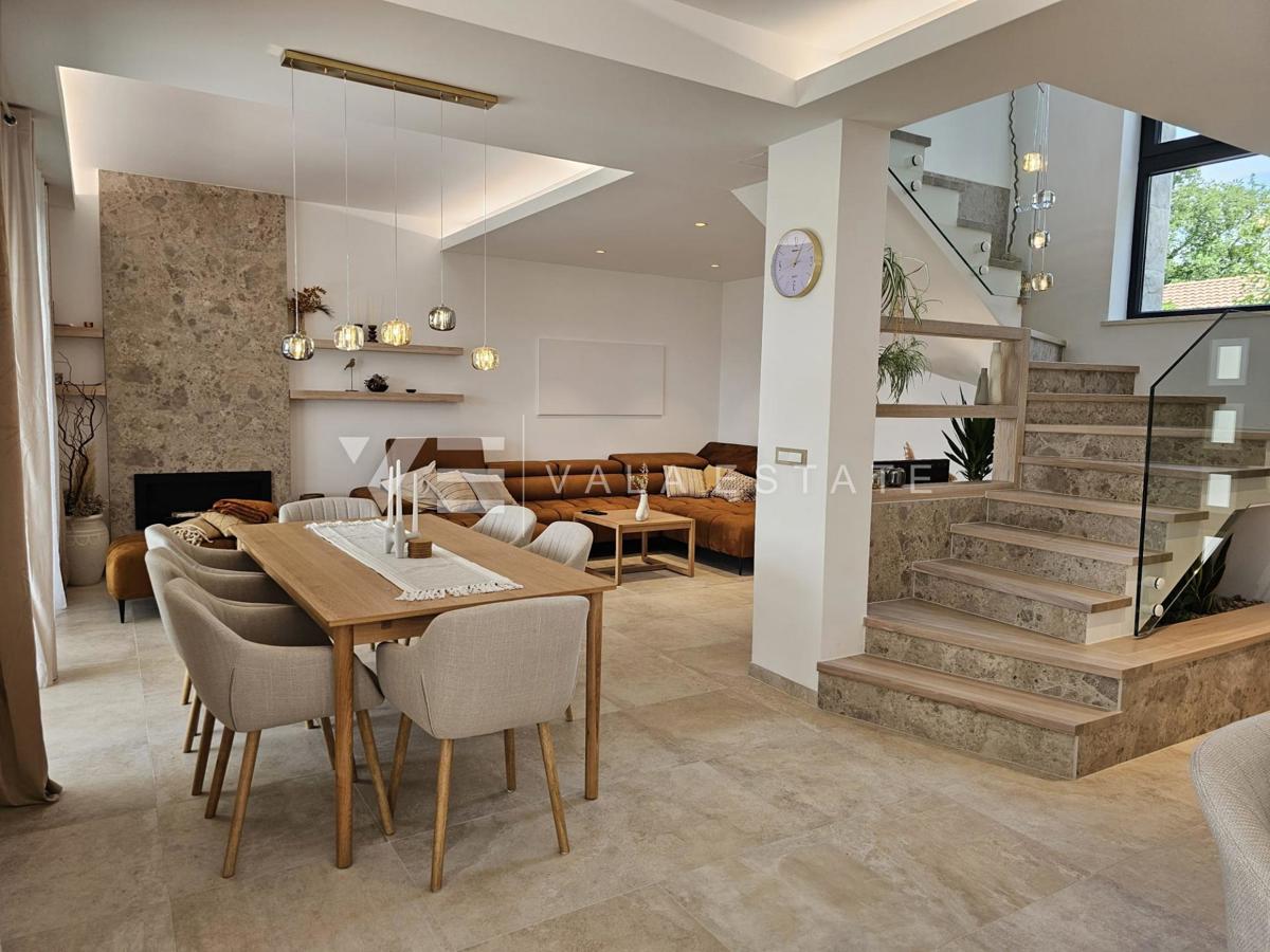 VILLA MODERNA INDIPENDENTE CON PISCINA IN POSIZIONE TRANQUILLA