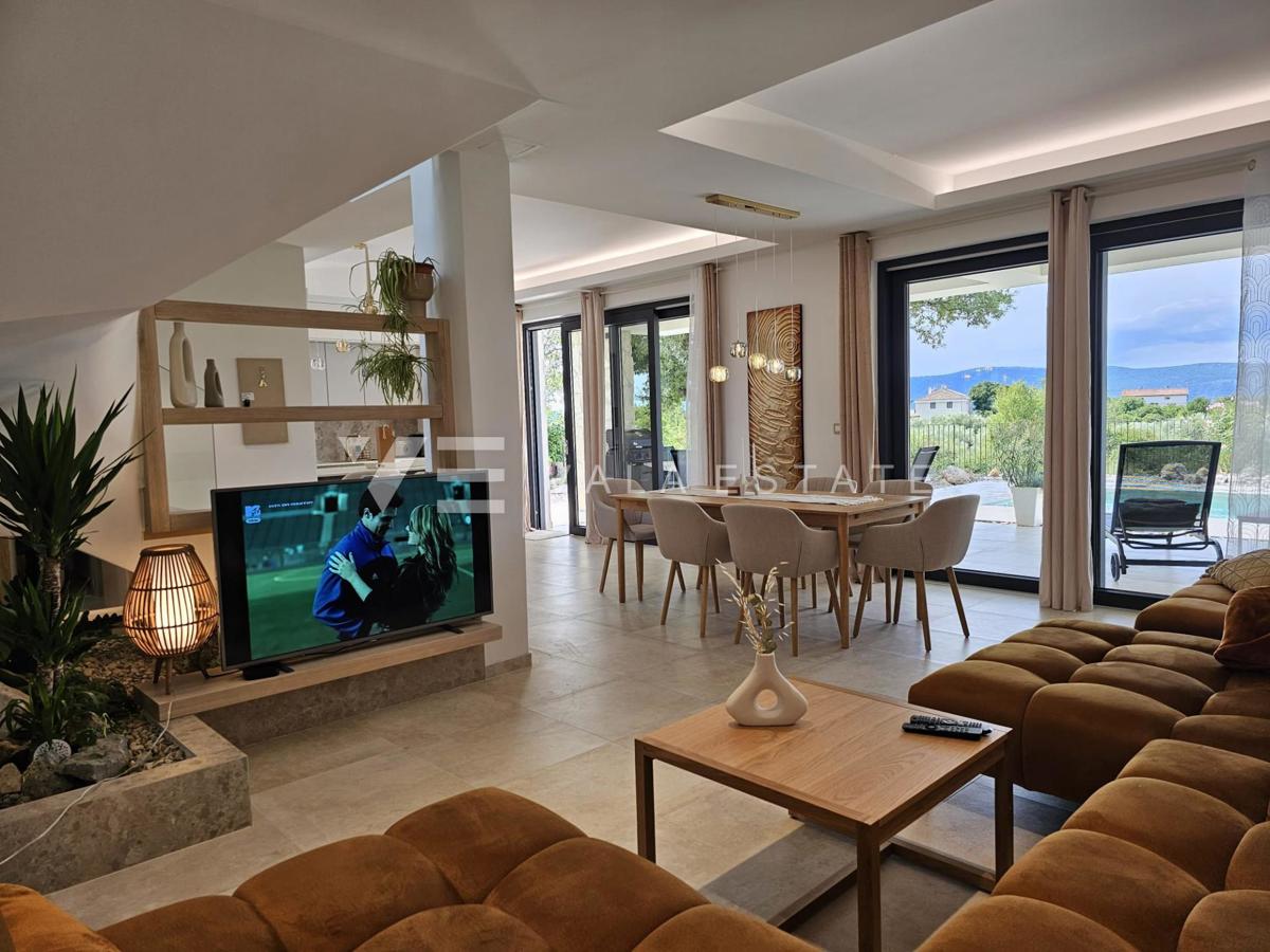 VILLA MODERNA INDIPENDENTE CON PISCINA IN POSIZIONE TRANQUILLA