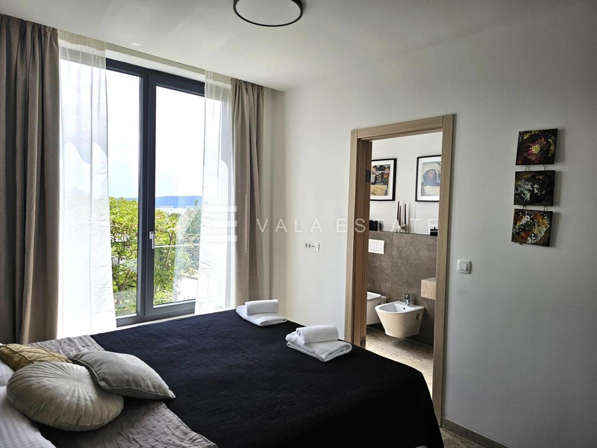 VILLA MODERNA INDIPENDENTE CON PISCINA IN POSIZIONE TRANQUILLA