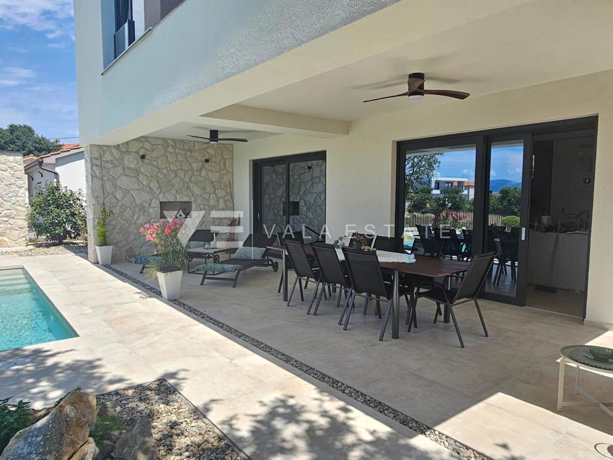 VILLA MODERNA INDIPENDENTE CON PISCINA IN POSIZIONE TRANQUILLA