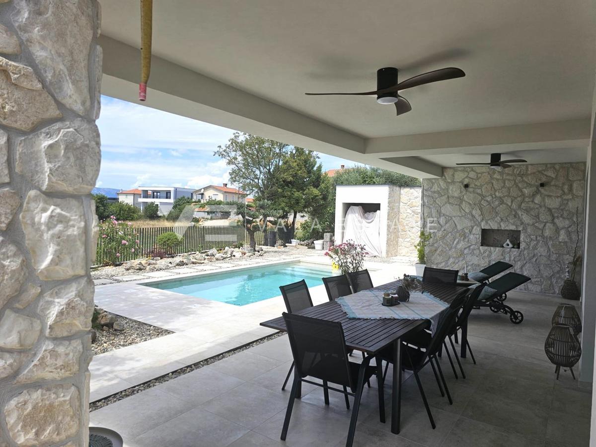 VILLA MODERNA INDIPENDENTE CON PISCINA IN POSIZIONE TRANQUILLA