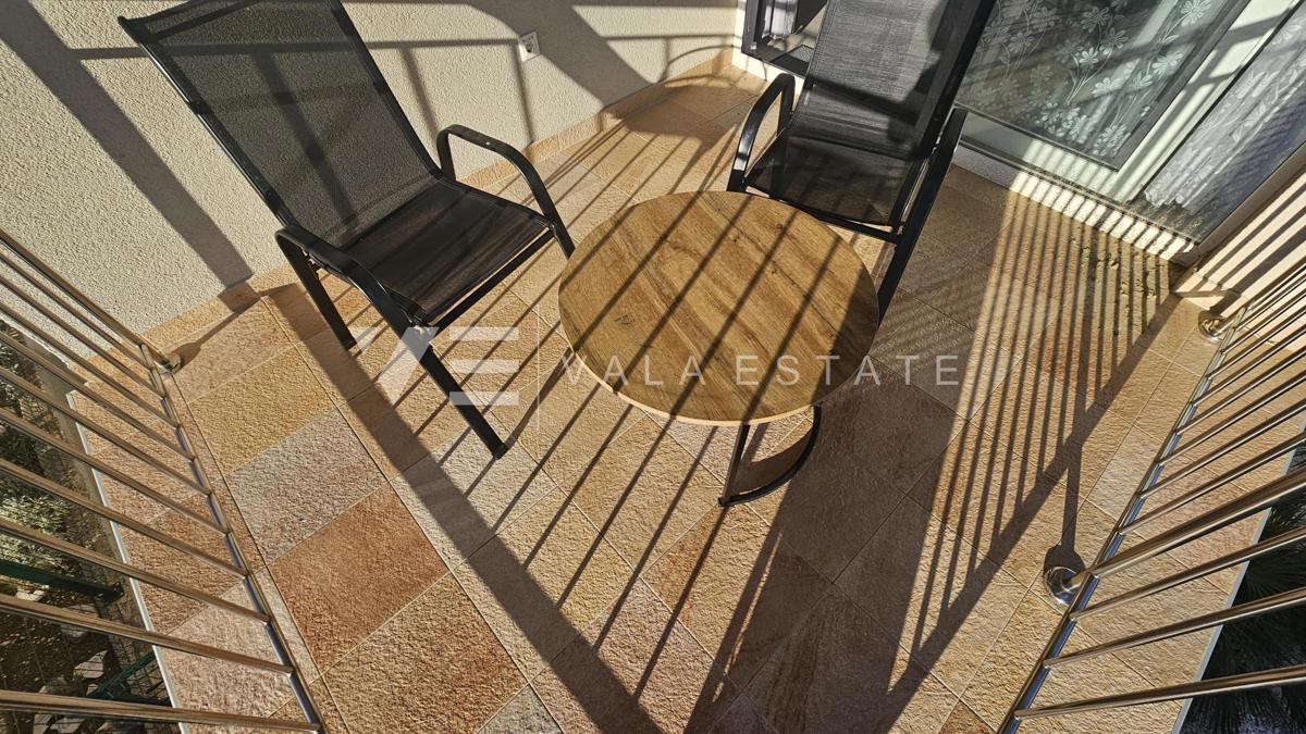 APPARTAMENTO CON TRE CAMERE DA LETTO CON VISTA MARE VICINO ALLA SPIAGGIA