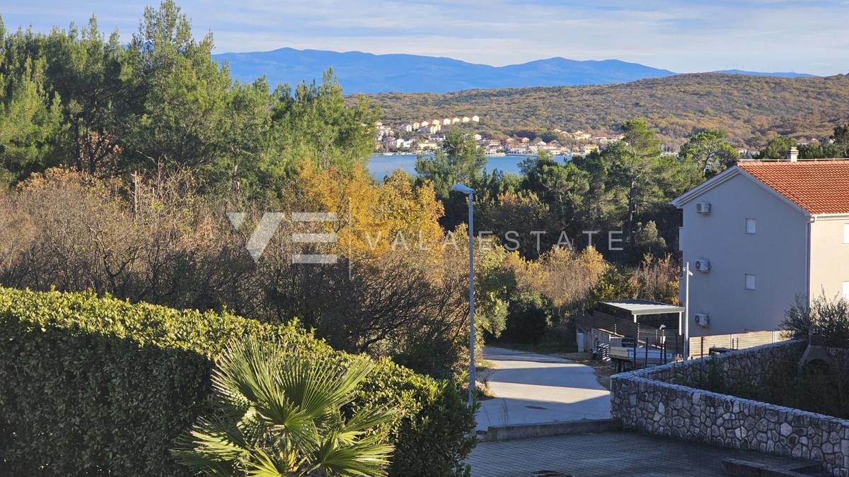 APPARTAMENTO CON TRE CAMERE DA LETTO CON VISTA MARE VICINO ALLA SPIAGGIA