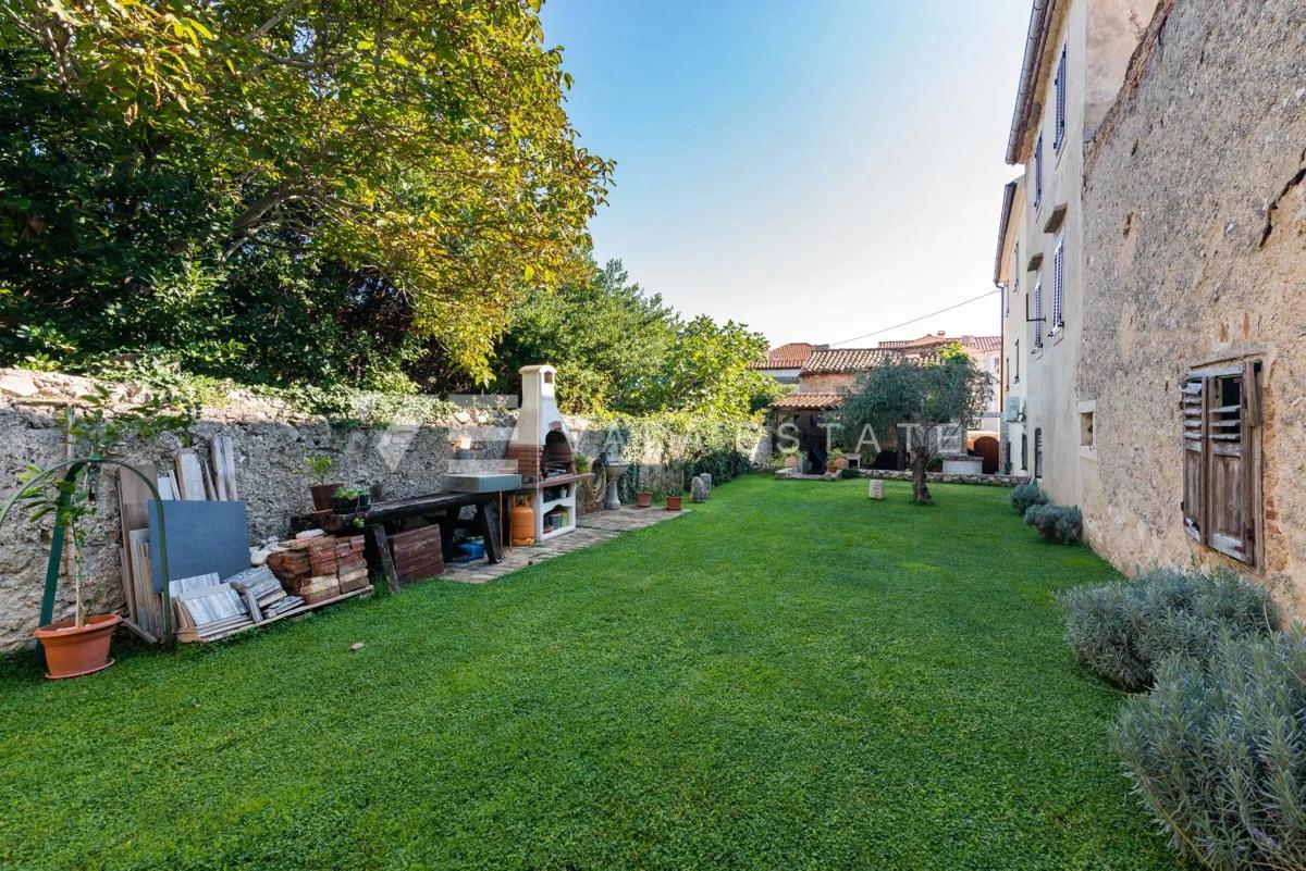 APPARTAMENTO RISTRUTTURATO CON GIARDINO A 50 M DAL MARE